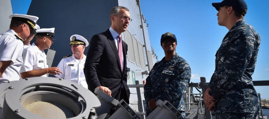 Генсек НАТО посетил эсминец USS Carney