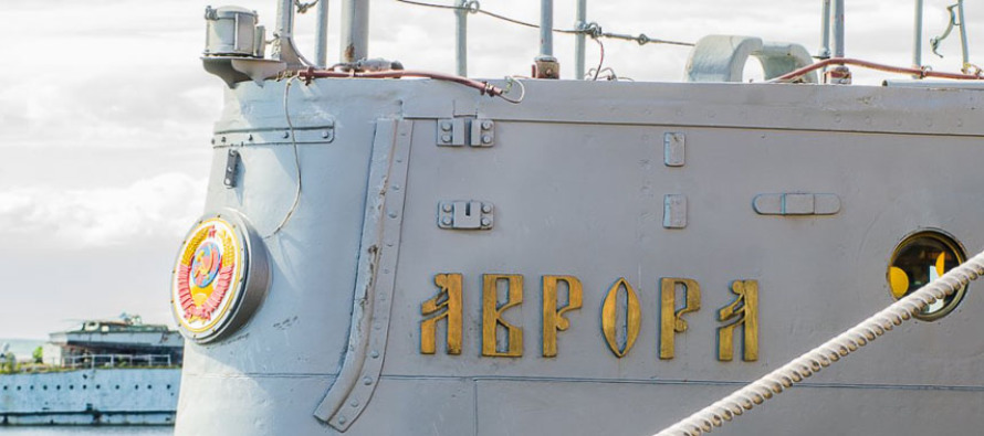 На «Авроре» герб СССР заменят двуглавым орлом