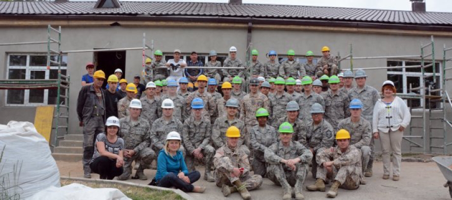 Военные США ремонтируют детский дом в Науене