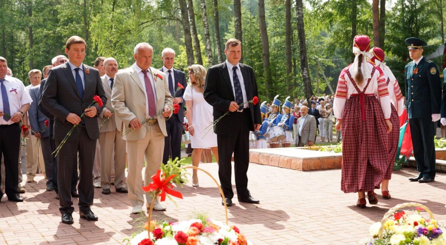 Возложение цветов на белорусской стороне