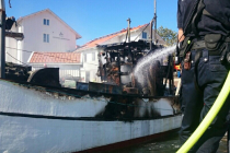 Пожар на траулере около порта в Люсечиле