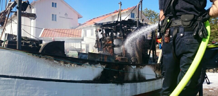 Пожар на траулере около порта в Люсечиле