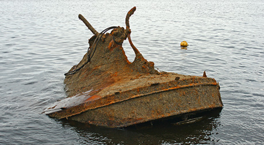 Кормовая часть затонувшего судна на Даугаве