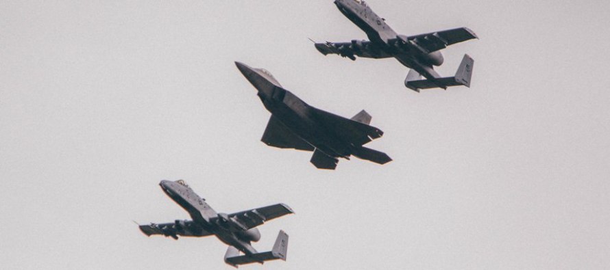Два истребителя ВВС США F-22 Raptor приземлились в Эмари
