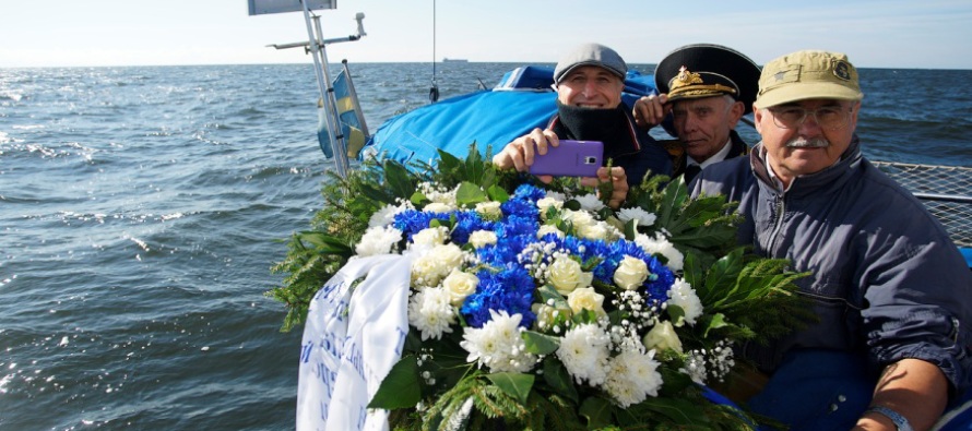 Лишь волны морские прославят в веках…