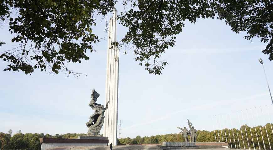 Памятник воинам Советской Армии — освободителям Советской Латвии и Риги от немецко-фашистских захватчиков