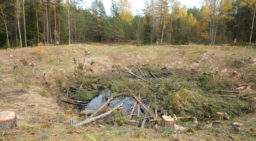 Воронка на месте взрыва в Цекуле