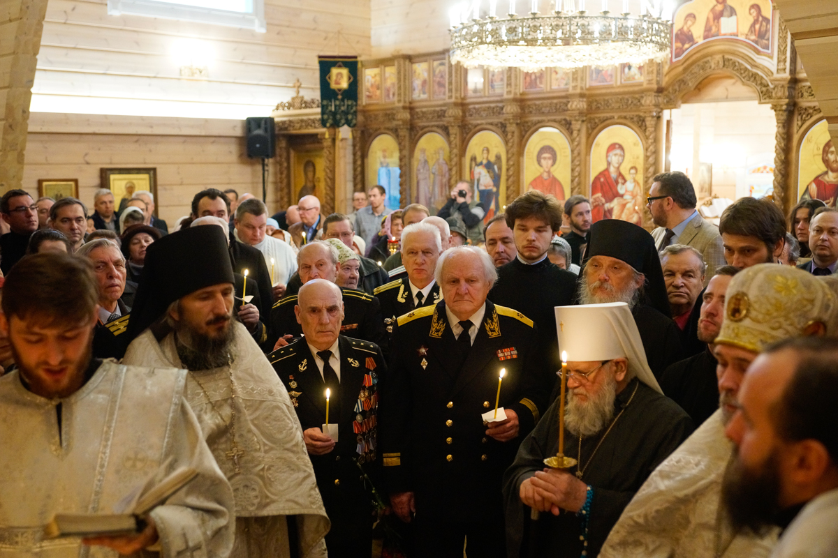 Подводная лодка Акула: Молебен в Храме