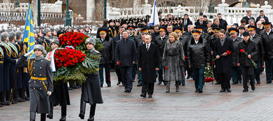 Венки к могиле Неизвестного Солдата