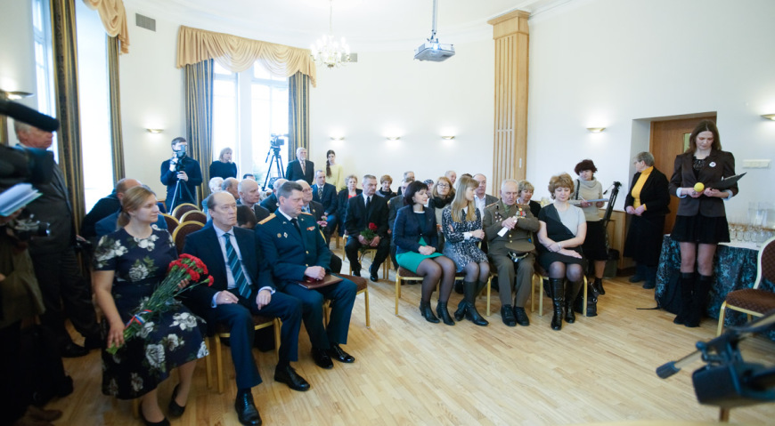 Поздравить ветерана собрались родные, друзья, сослуживцы 