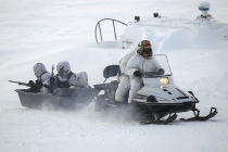 Российские десантники осваивают снегоходы