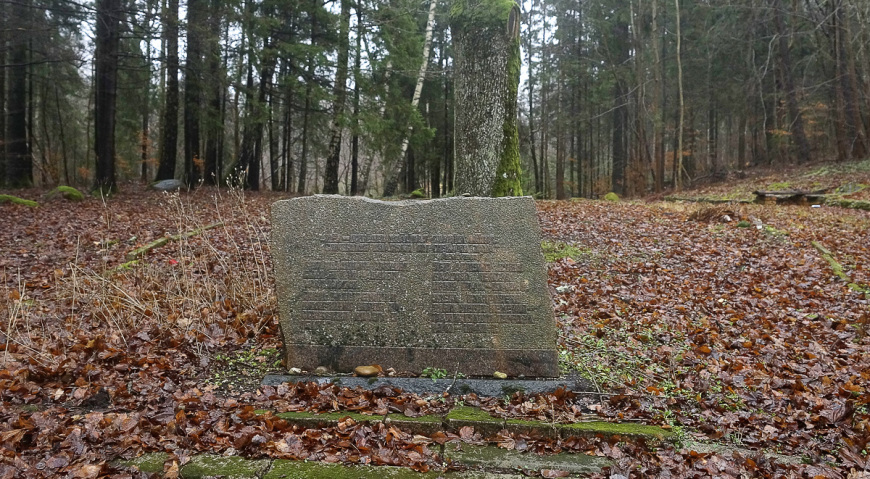 Памятник на месте захоронения Талсинских борцов с фашизмом расстреленных 6 августа 1941 года