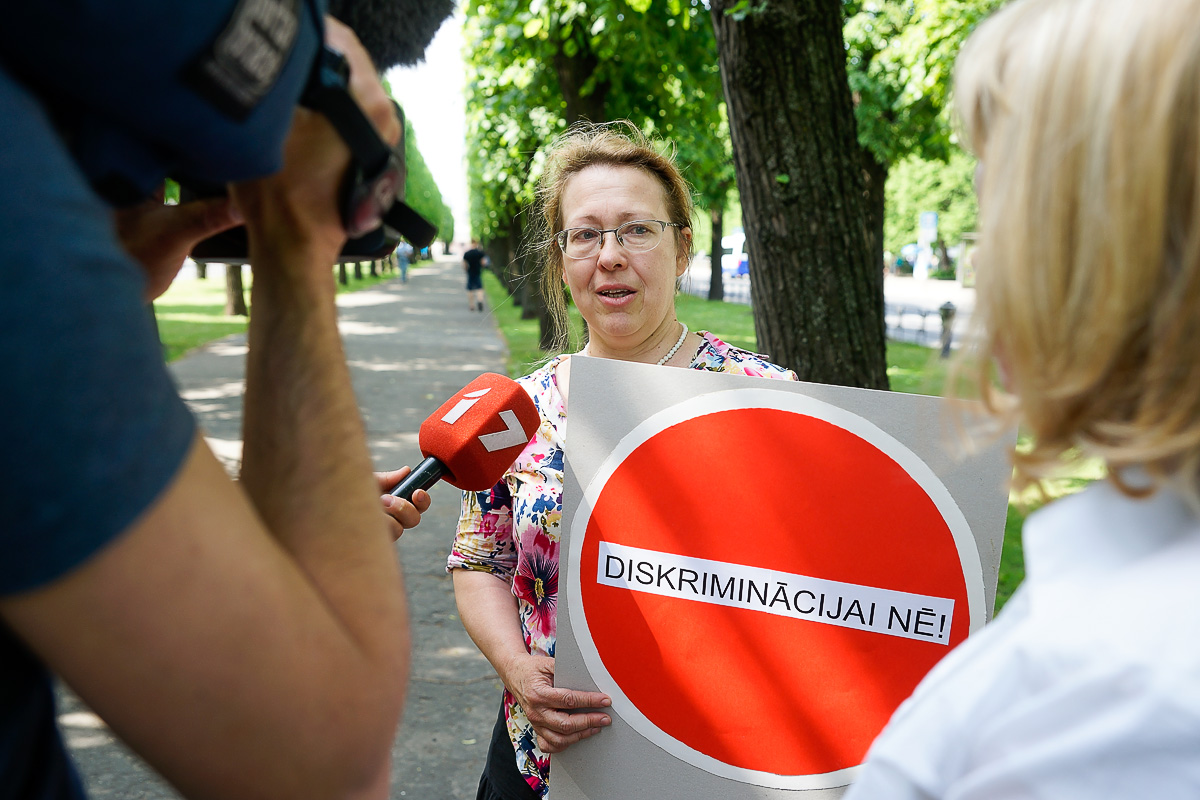 Пикет медиков и учителей музыкальных школ у здания Кабинета министров