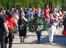 9 мая в Риге: Венки к памятнику Освободителям