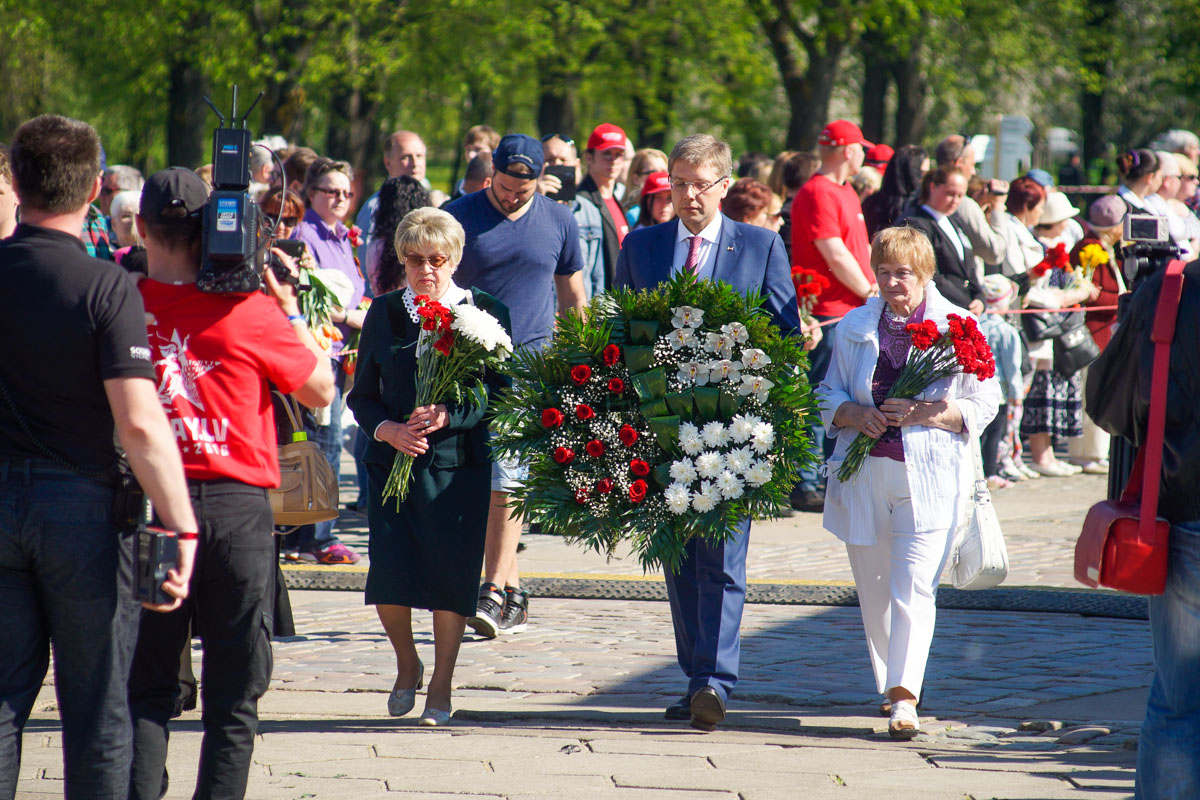 9 мая в Риге: Венки к памятнику Освободителям