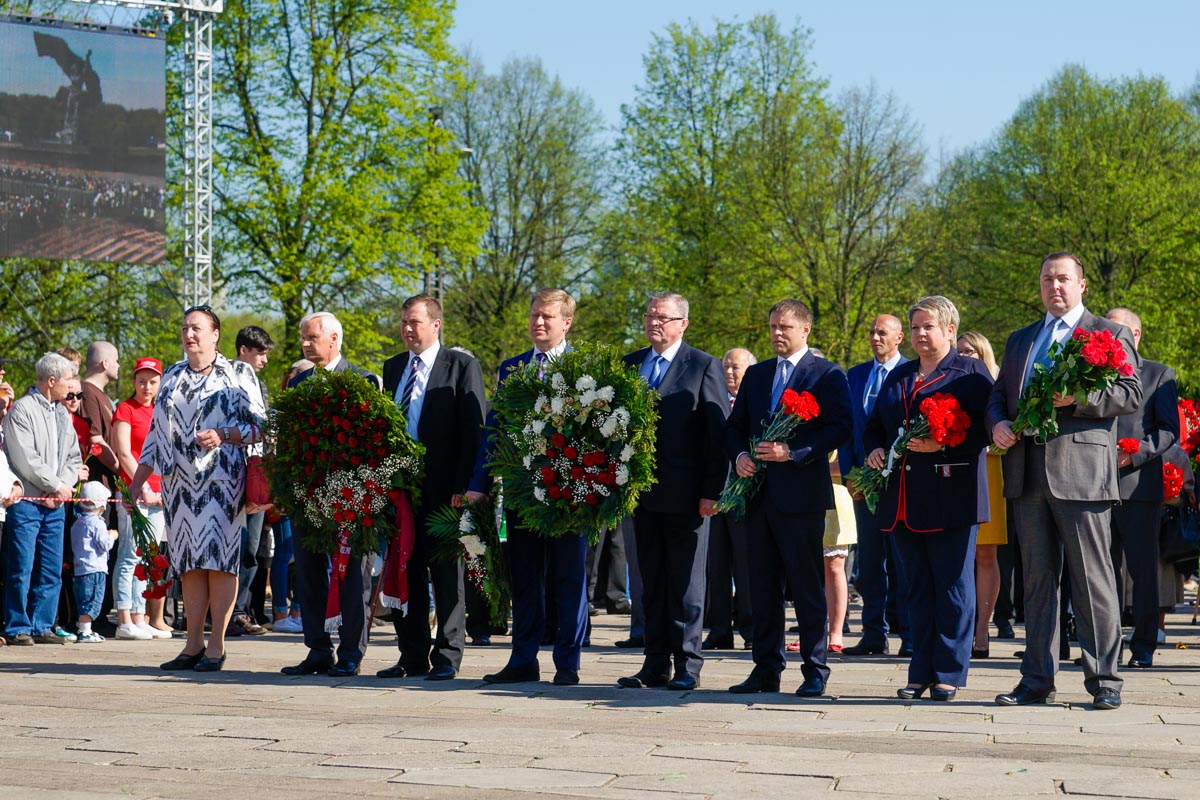 9 мая в Риге: Венки к памятнику Освободителям