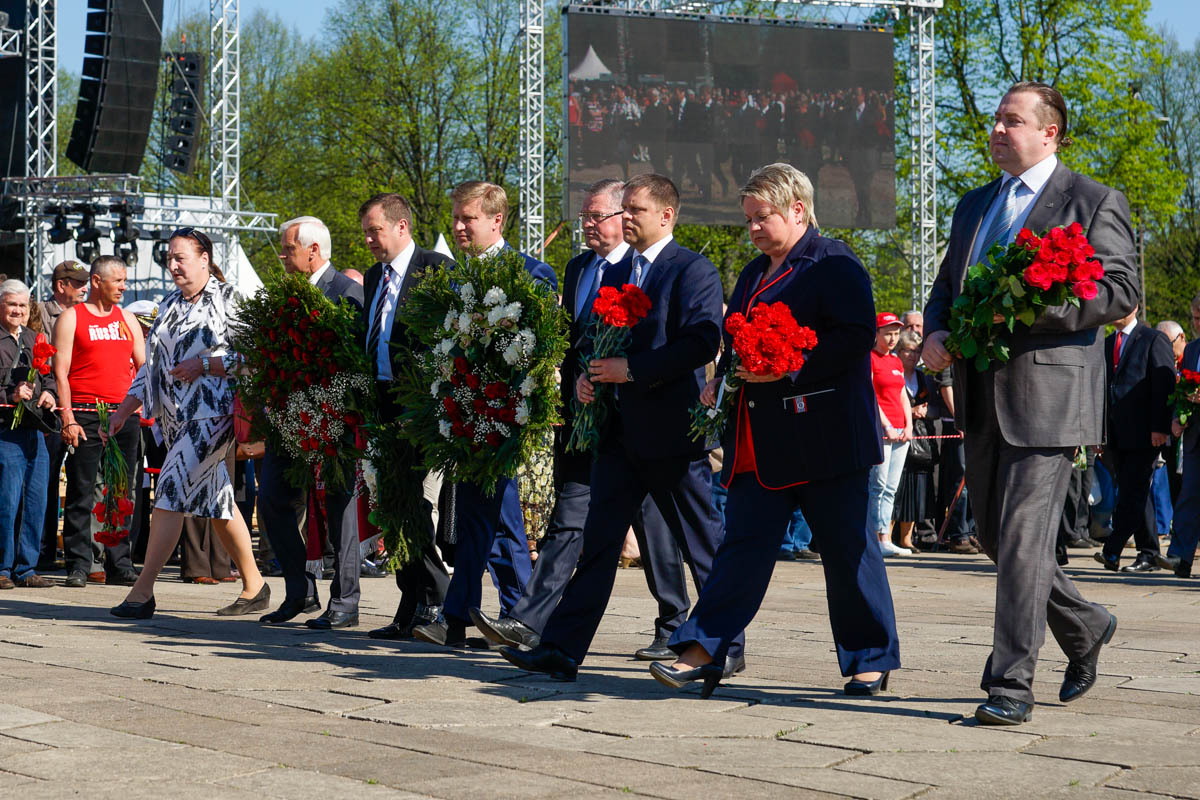 9 мая в Риге: Венки к памятнику Освободителям