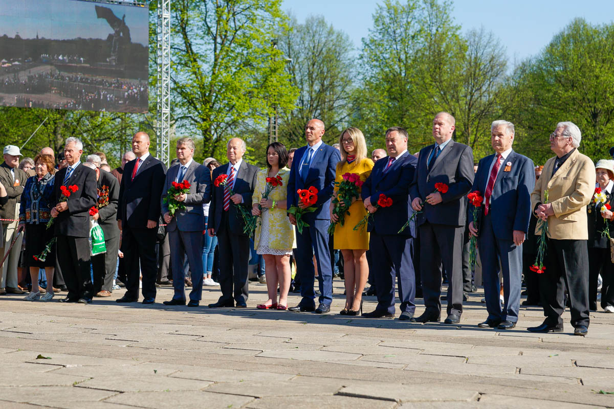 9 мая в Риге: Венки к памятнику Освободителям