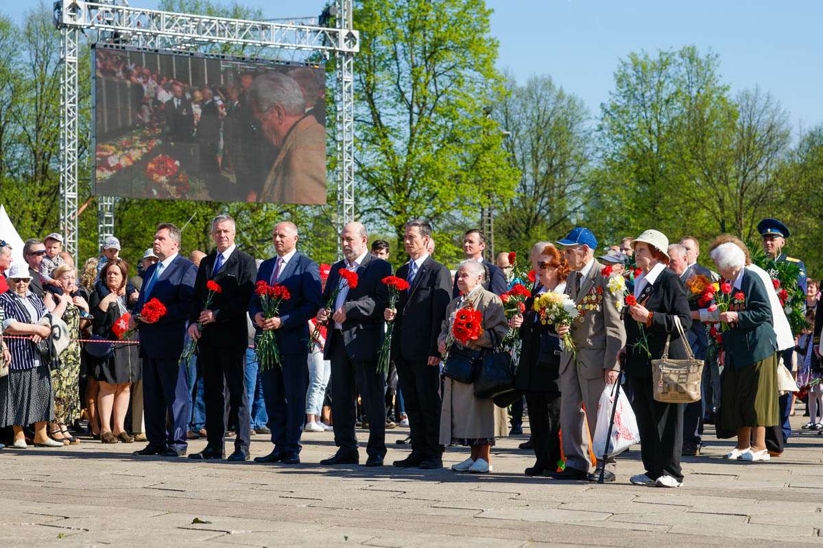 9 мая в Риге: Венки к памятнику Освободителям