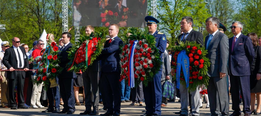 9 мая в Риге: Венки к памятнику Освободителям