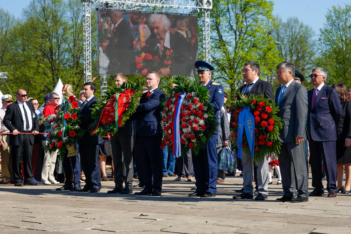 9 мая в Риге: Венки к памятнику Освободителям