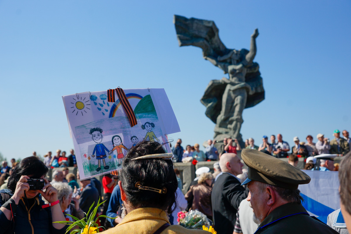 9 мая в Риге: Зарисовки у памятника Освободителям