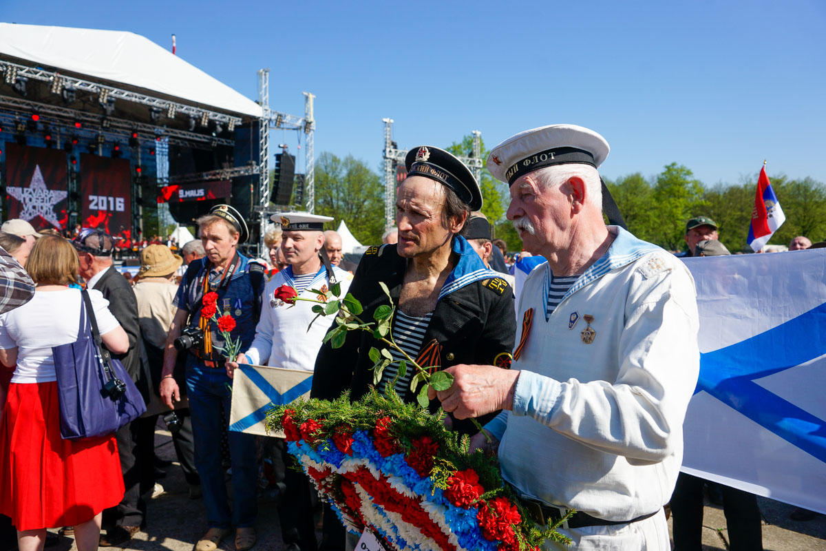 9 мая в Риге: Зарисовки у памятника Освободителям