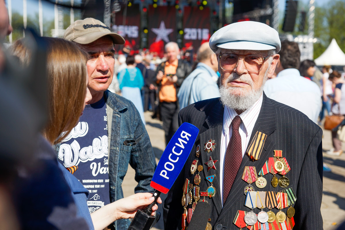 9 мая в Риге: Зарисовки у памятника Освободителям