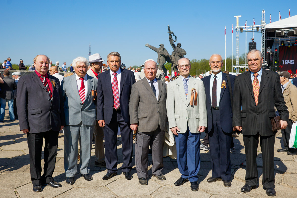 9 мая в Риге: Венки к памятнику Освободителям