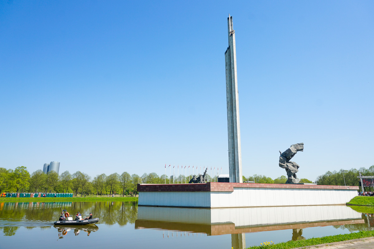 9 мая в Риге: Зарисовки у памятника Освободителям