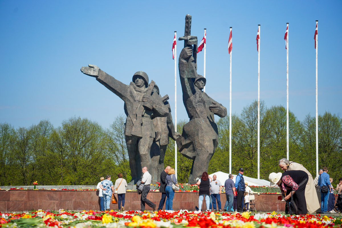 9 мая в Риге: Зарисовки у памятника Освободителям