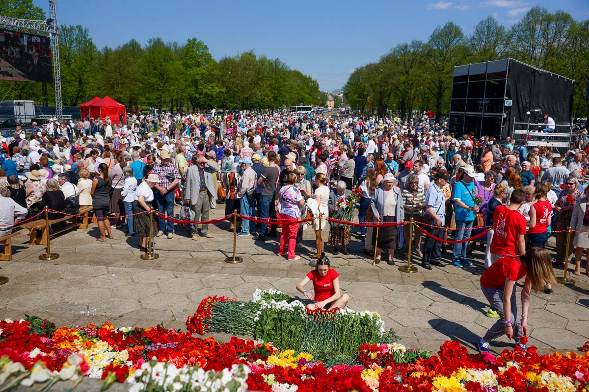 9 мая в Риге: Зарисовки у памятника Освободителям