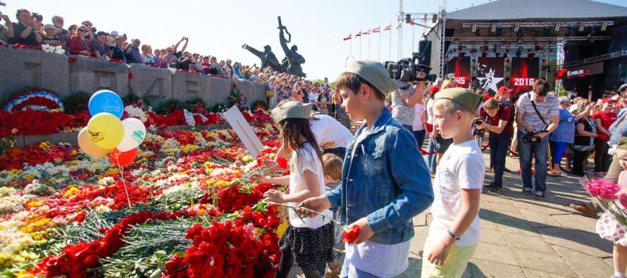 9 мая в Риге: Зарисовки у памятника Освободителям