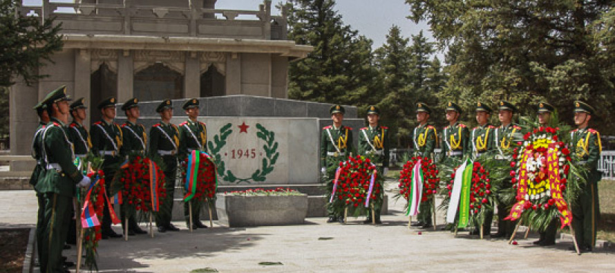 Церемония у памятника в Китае