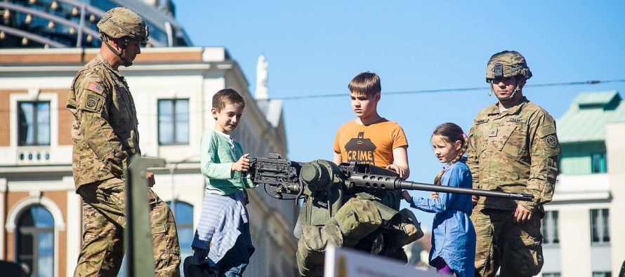 Американские войска в центре Риги