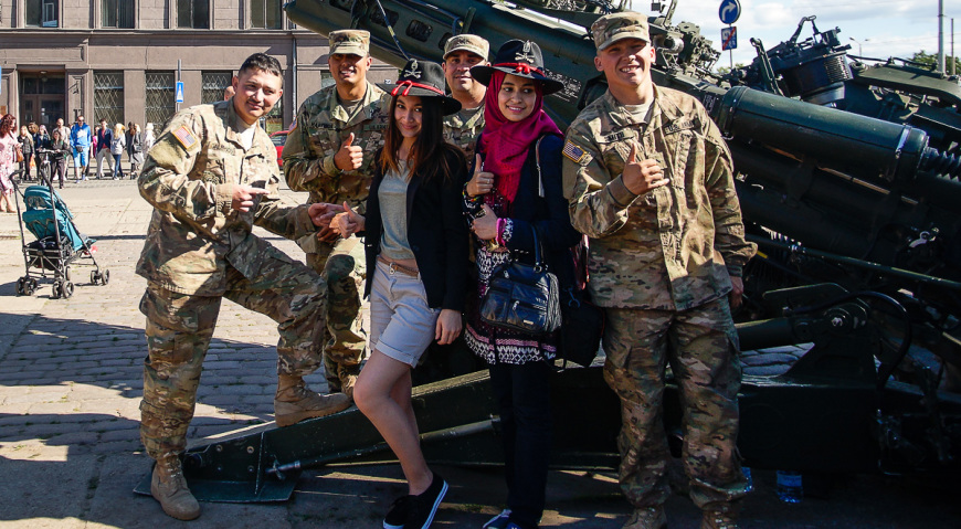 Солдаты фотографировались с прохожими и туристами