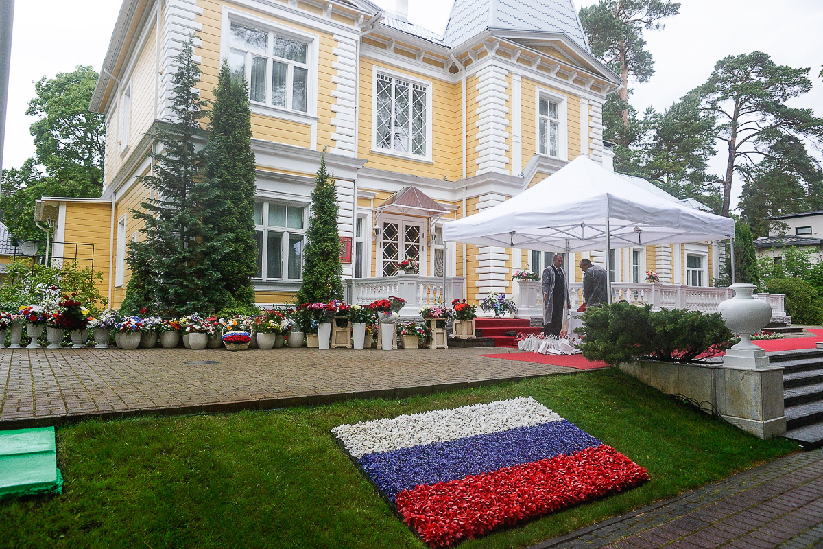 Приём в летней резиденции посольства России в Юрмале