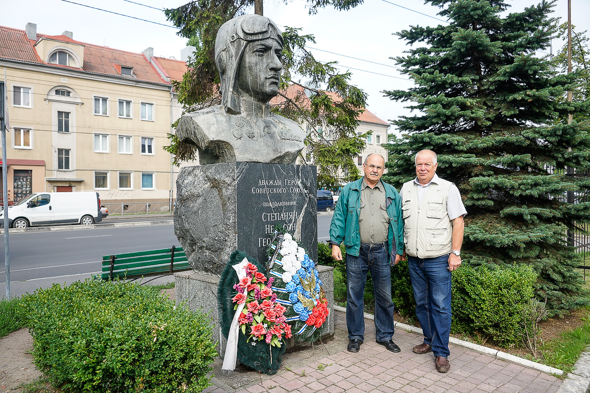 100 лет Морской авиации России: Церемония у памятника