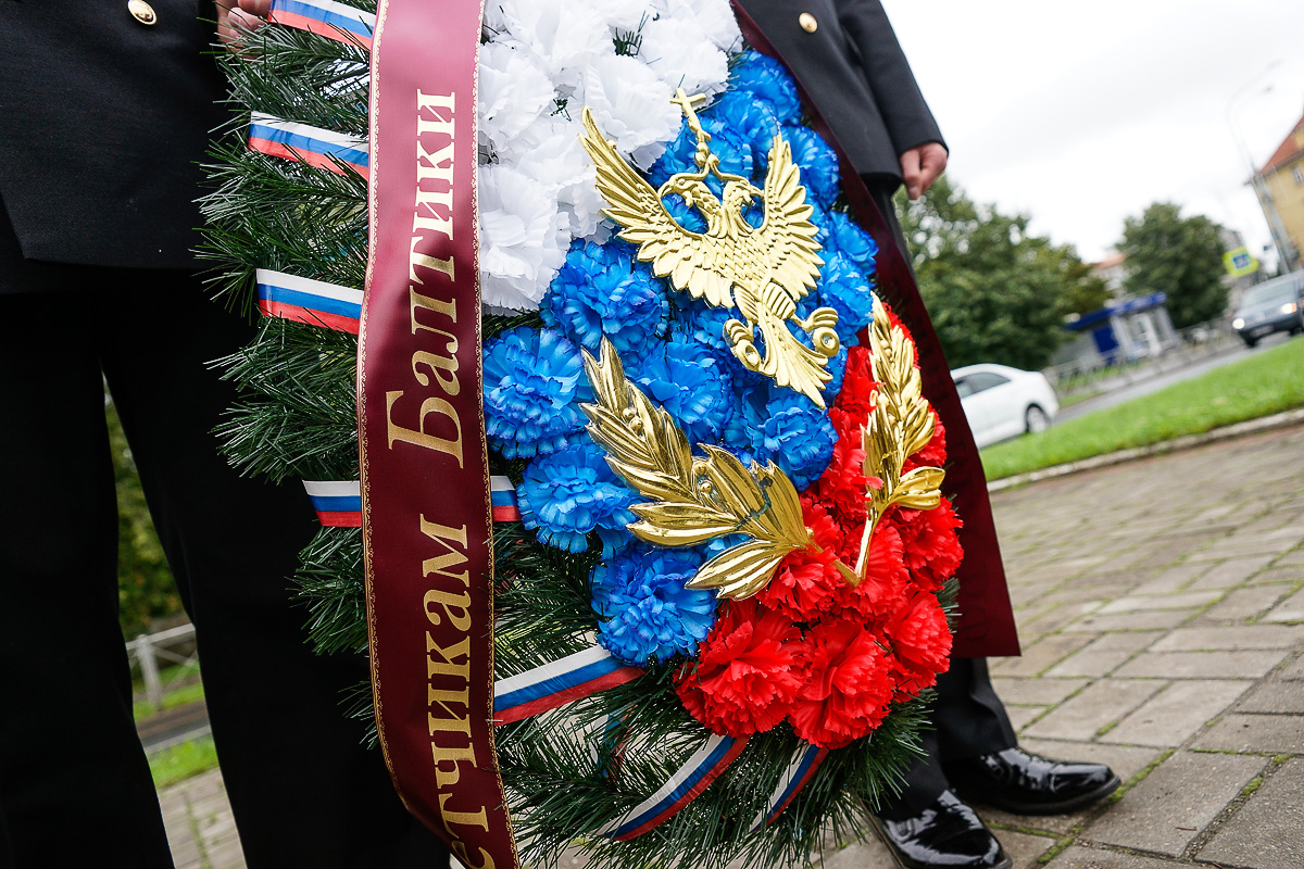 100 лет Морской авиации России: Церемония у памятника