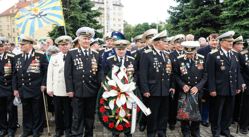 Ветераны морской авиации на празднике