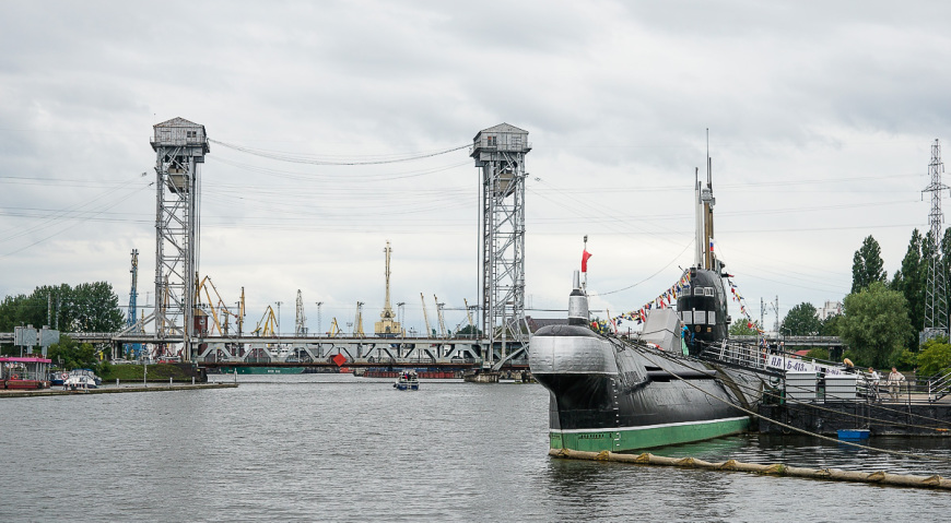 Поводная лодка Б-413 у набережной музея