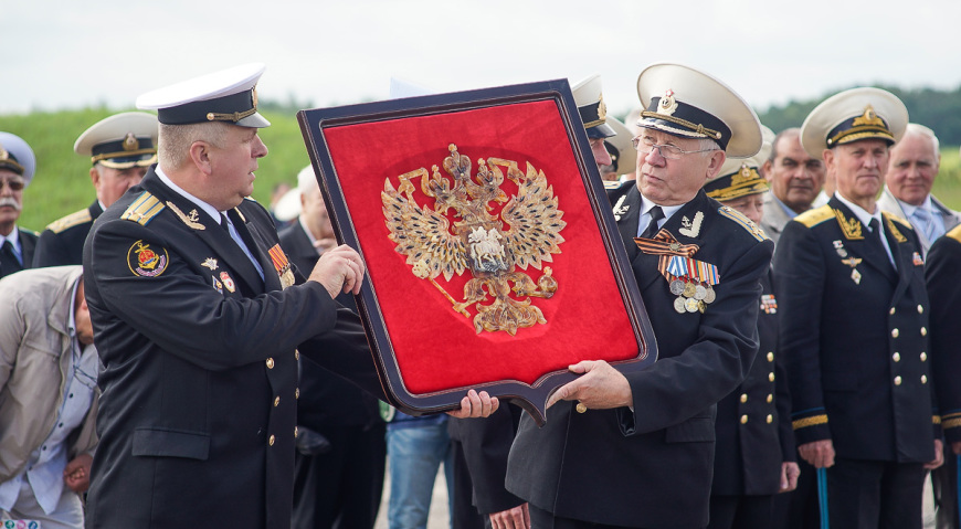 Герб России из янтаря в подарок лётчикам