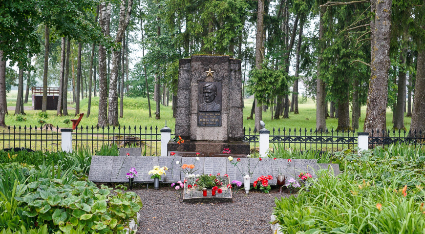 Захоронение Героя Советского Союза гвардии капитана Михаила Ивановича Орлова