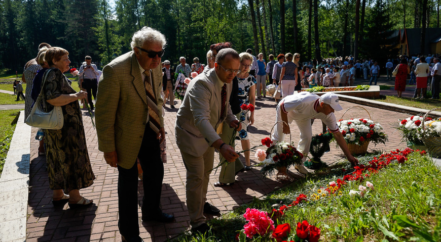 Латвийская делегация возложила цветы