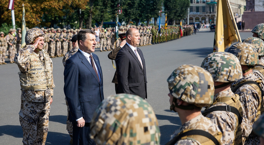 Принимал парад президент Латвии Раймонд Вейонис