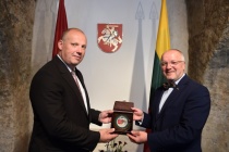 Министр обороны Латвии посетит Литву