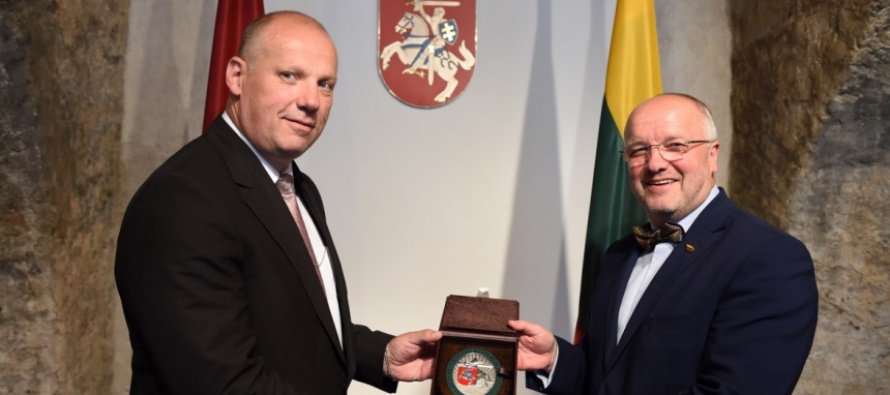 Министр обороны Латвии посетит Литву