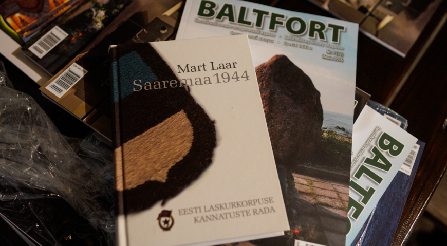 Книга Мартина Лаара Сааремаа 1944 и журнал BALTFORT