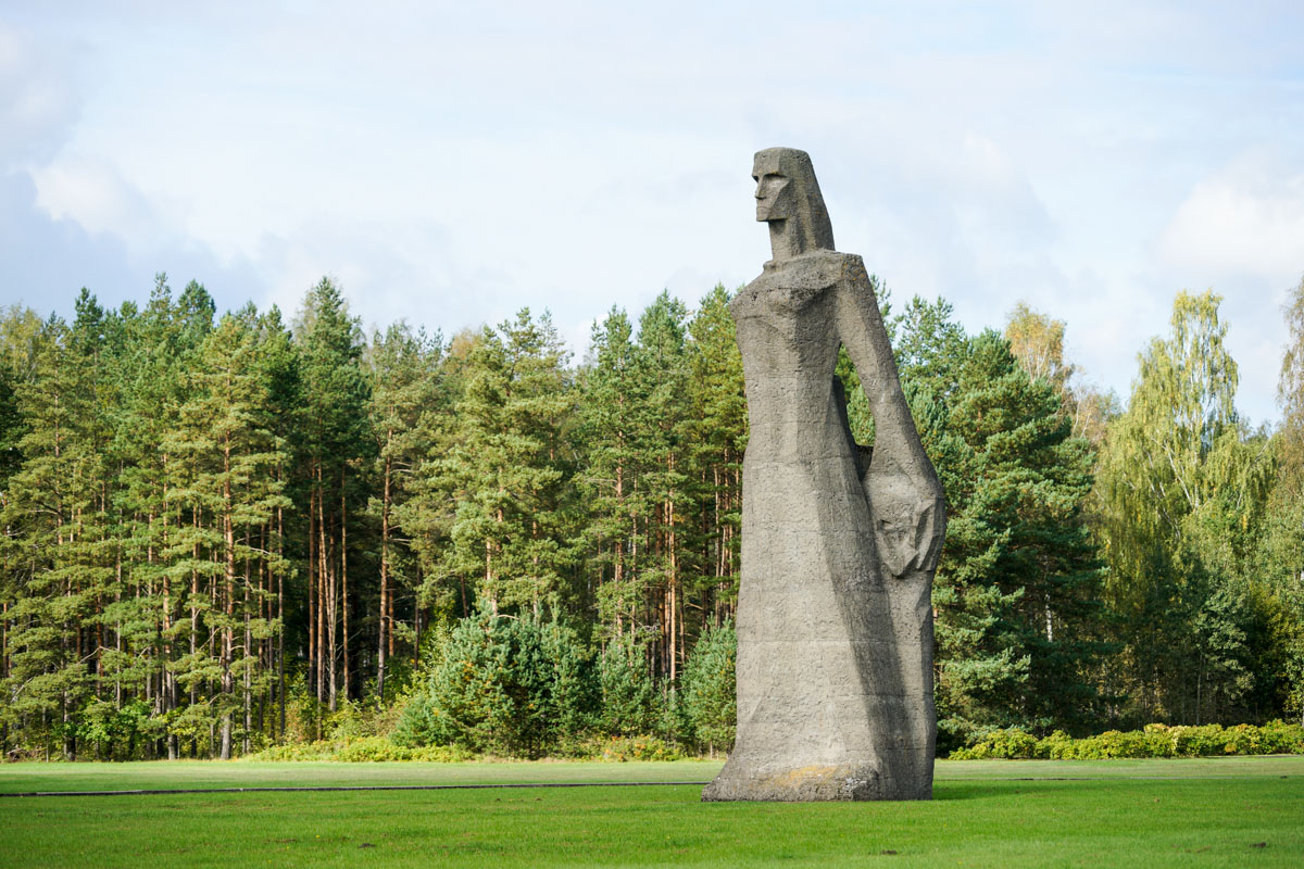 Церемония у мемориала в Саласпилсе