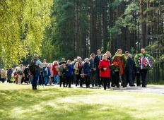 Церемония у мемориала в Саласпилсе